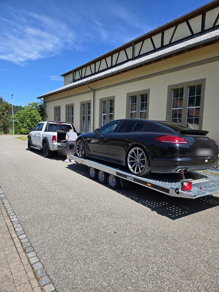 Zugfahrzeug und Transportanhänger von SWISS Abschleppservice im Einsatz