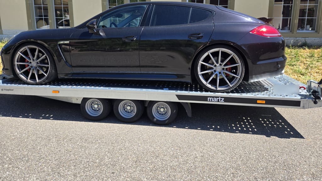 Sportwagen gesichert auf dem Transportanhänger von SWISS Abschleppservice